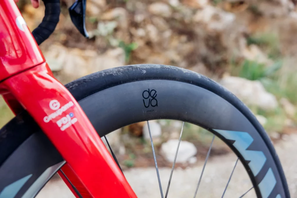 Avec 1305 g sur la balance et des rayons carbone, la Deva RD change de dimension.