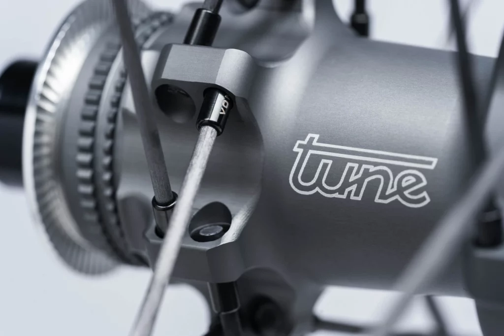 Moyeu arrière Tune Pico sur roue Reserve SL rayons carbone.