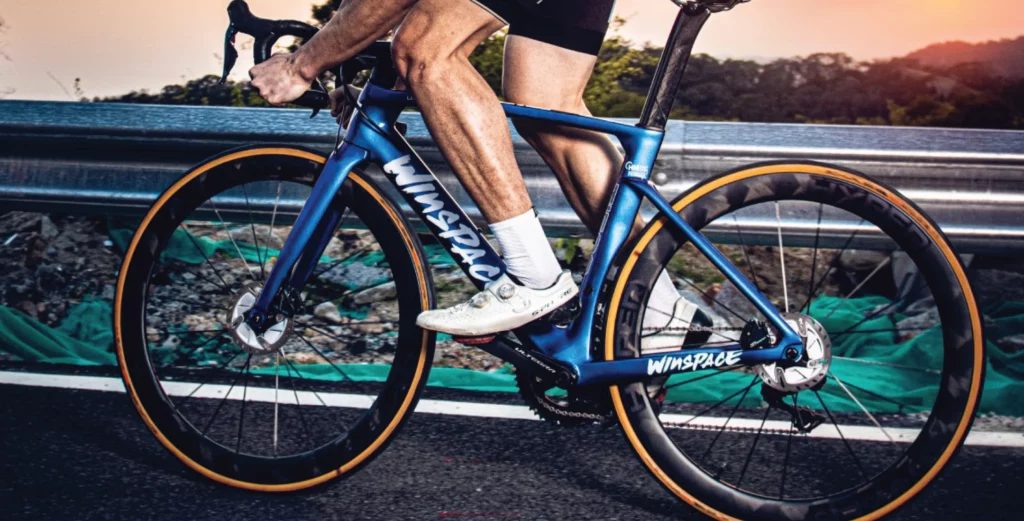 Cycliste route roues carbone performance aérodynamique démocratisation technologi