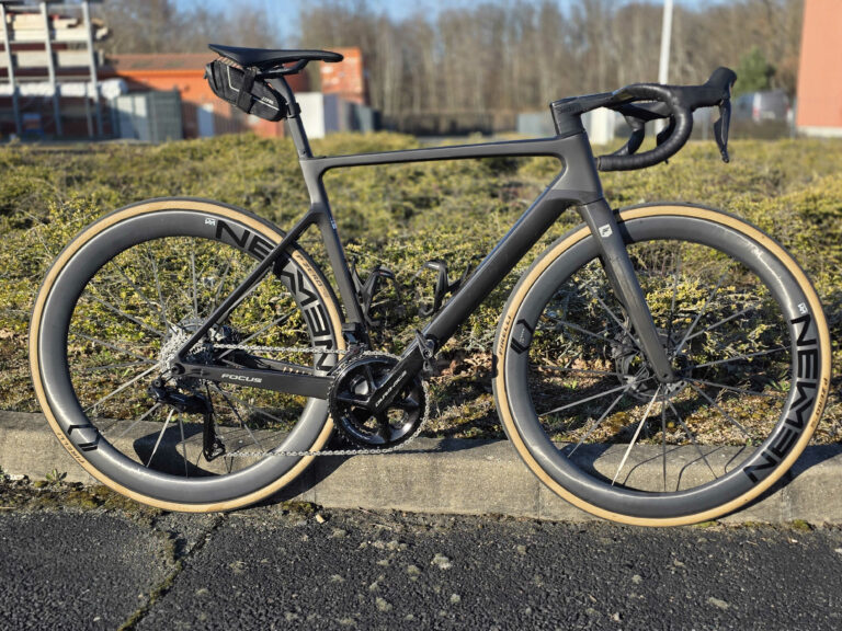 Roues Newmen Streem Allround Vonoa profil 49 54mm rayons carbone vue de profil