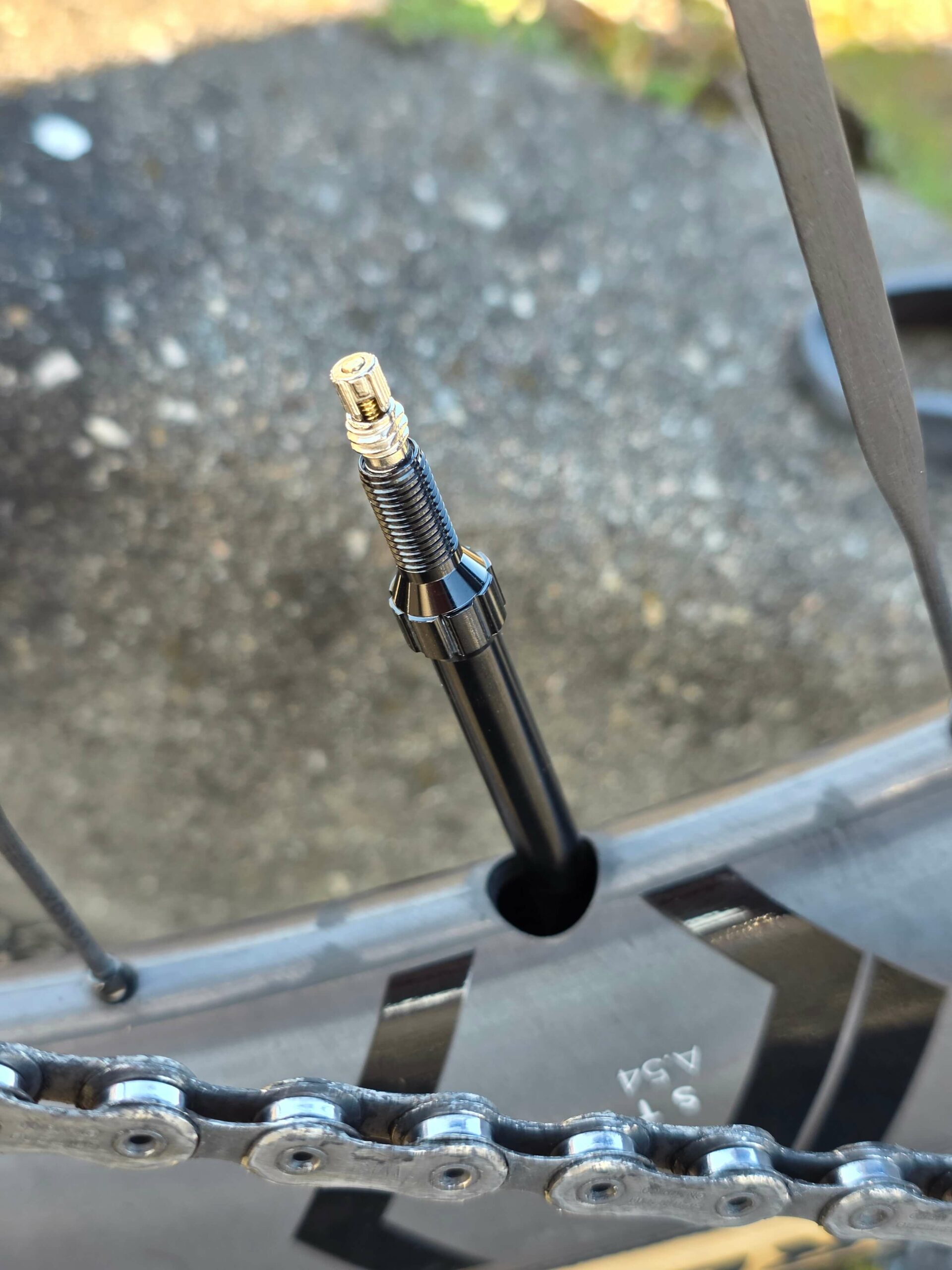 Valve amovible Newmen Streem Aero détail adaptateur tubeless jante carbone